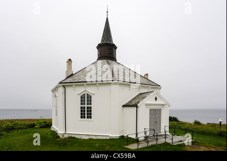 La Norvège, Vesteraalen. Église Dverberg est situé à Dverberg sur d'Andøya. L'église est un bâtiment en bois octogonale à partir de 1843. Banque D'Images