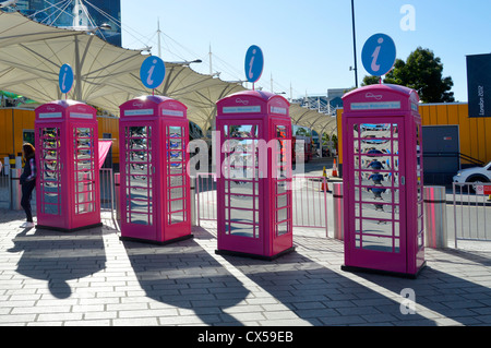 UK Téléphone rose olympique peint des boîtes & adaptée comme points d'information pour les jeux olympiques de 2012 à Londres près de la station de bus et train Stratford East London UK Banque D'Images