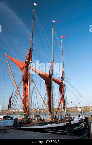 Mats on thames barges à voile amarré au quai de la rivière sur le côté de Blackwater Banque D'Images