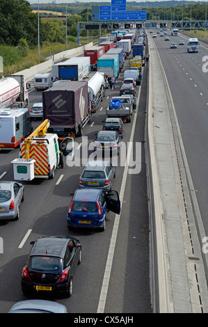 Trafic fixe bloqué sur quatre voies de l'autoroute M25 Essex Angleterre Royaume-Uni Banque D'Images