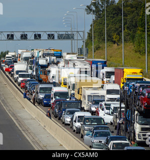 Trafic fixe bloqué sur quatre voies de l'autoroute M25 Essex Angleterre Royaume-Uni Banque D'Images