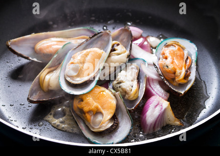 Fry et de moules dans une poêle l'oignon Banque D'Images