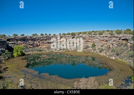 Montezuma's Well avec Cliff dwellings visible dans l'extrême des falaises. Près de Camp Verde Arizona Banque D'Images