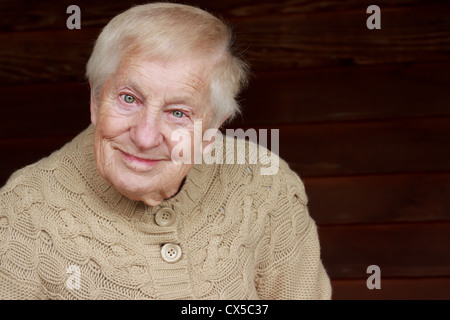 Happy senior dame en pull beige smiling Banque D'Images