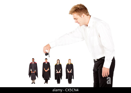 L'homme en mettant le chapeau sur university graduate Banque D'Images