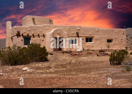 Adobe maison dans désert du Nevada avec orange Banque D'Images