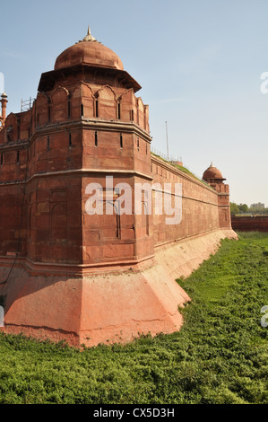 Les murs de pierre massifs du Fort Rouge dans la région de Old Delhi. Construit par l'Empire moghol en 1648. Banque D'Images