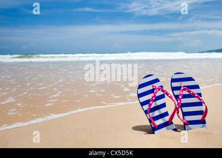 Paire flipflop colorés sur mer plage Banque D'Images