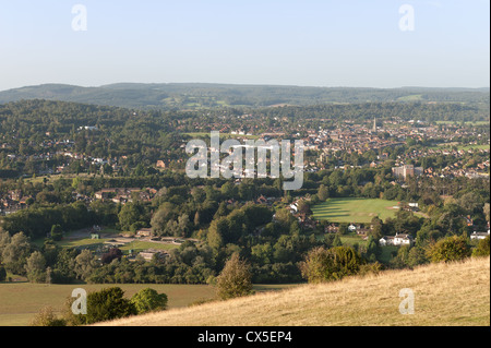 Profitant de la vue ensoleillée au petit matin de Dorking ville de Fort Hill view point à la fin de l'été à Chalk hills Banque D'Images