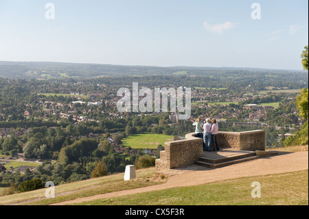 Profitant de la vue ensoleillée au petit matin de Dorking ville de Fort Hill view point à la fin de l'été à Chalk hills Banque D'Images