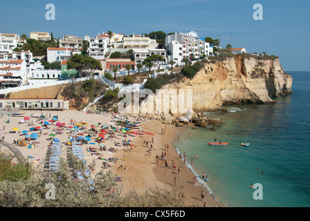 ALGARVE, PORTUGAL. Une vue de la plage et de la ville au village de vacances de Praia do Carvoeiro. 2012. Banque D'Images