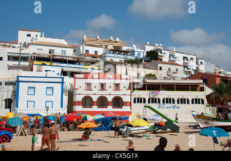 ALGARVE, PORTUGAL. Une vue de la plage et de la ville au village de vacances de Praia do Carvoeiro. 2012. Banque D'Images