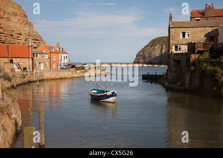 Le village de pêcheurs de Staithes et son port à marée haute vue depuis le pont sur Staithes Beck North Yorkshire UK Banque D'Images