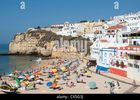 ALGARVE, PORTUGAL. Une vue de la plage et de la ville au village de vacances de Praia do Carvoeiro. 2012. Banque D'Images