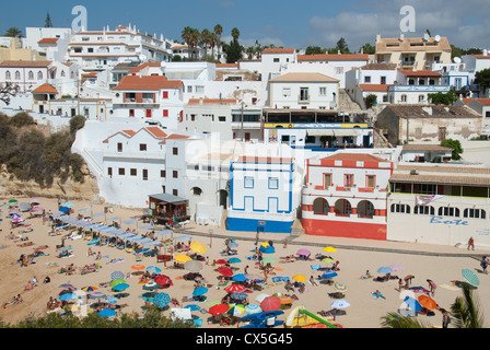 ALGARVE, PORTUGAL. Une vue de la plage et de la ville au village de vacances de Praia do Carvoeiro. 2012. Banque D'Images