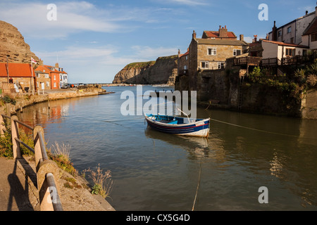 Le village de pêcheurs de Staithes et son port à marée haute vue depuis le pont sur Staithes Beck North Yorkshire UK Banque D'Images