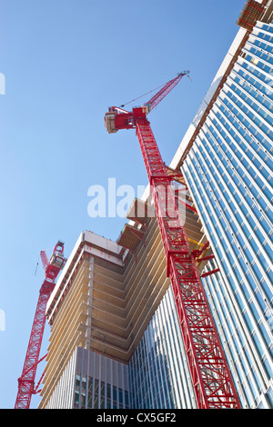 Construction en hauteur grues et bureau inachevé Banque D'Images