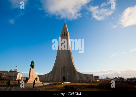 L'église luthérienne Hallgrímskirkja est un à Reykjavík, la plus grande église d'Islande. Banque D'Images