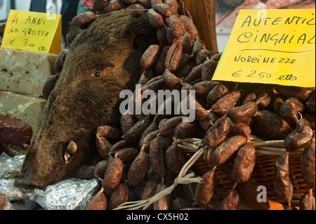 Saucisses de sanglier affiché dans un marché d'alimentation. Rome, Italie Banque D'Images