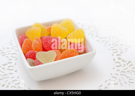 Tasse avec de nombreux bonbons colorés gommeux Banque D'Images