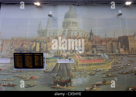 Caméras de surveillance et de la grille horaire de London avec l'arrière-plan de Canaletto au xviiie siècle, la peinture de l'Éternel Show du maire, régates à la gare de London Bridge. Les 30 mètres de long travail de l'art est placé sur un mur temporaire à l'entrée de station récemment rénové. L'image est une reproduction de la Tamise de Canaletto sur Lord Mayor's Day, reproduit à cette échelle les navetteurs et les touristes sont en mesure d'admirer le détail de la célèbre peinture représentant la vie animée de la Lord Mayor's Show vu de procession de la rivière avant 1752 Bankside. Banque D'Images