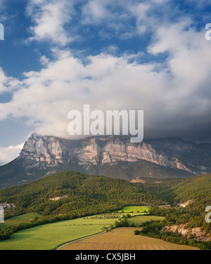 Pena Montanesa, une montagne de calcaire dans les Pyrénées espagnoles, à partir du village d'El Pueyo de Araguas, Huesca, dans le nord de l'Espagne Banque D'Images