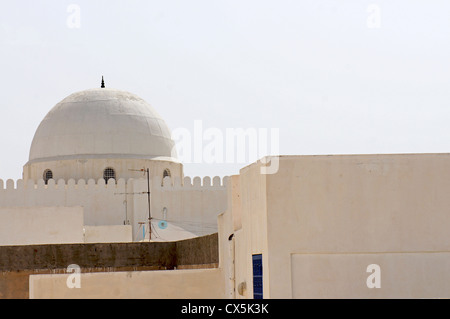 Vue depuis le toit de l'architecture blanche dans la ville tunisienne de Kairouan Banque D'Images