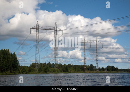 Pylônes électriques sur la rive de lac suédois Trollsparvens Fjärden, Gasterikland, Suède Banque D'Images