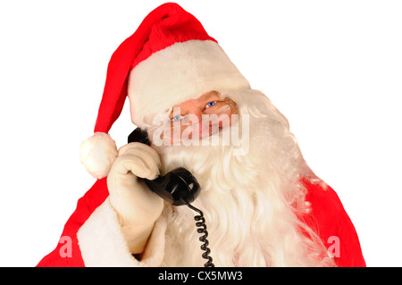 Close up of Santa Claus avec retro téléphone occupé jusqu'à son oreille isolé sur blanc. Banque D'Images