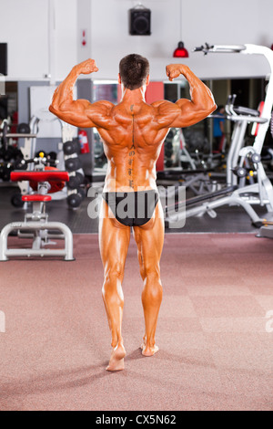 Vue arrière du male bodybuilder posing in gym Banque D'Images