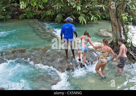 Les touristes avec guide d'escalade sur haut de Dunn's River Falls, Ocho Rios, Jamaïque, Caraïbes Banque D'Images