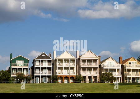 Maisons de luxe pour les riches construit sur une colline d'herbe dans une rangée contre un ciel nuageux ciel bleu à Memphis, Tennessee. Banque D'Images