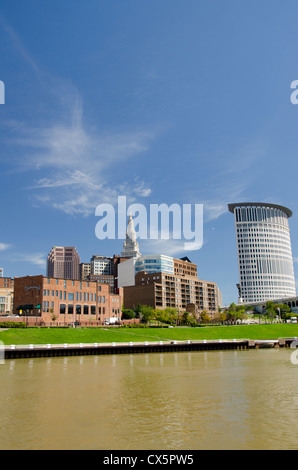 L'Ohio, Cleveland. Rivière Cuyahoga vue sur l'horizon du centre-ville de Cleveland de 'l'Appartements' Banque D'Images