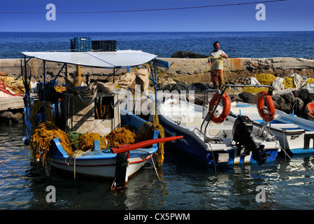 Un pêcheur qui tend à ses filets sur le port de portes sur l'île d'Egine Grèce Banque D'Images