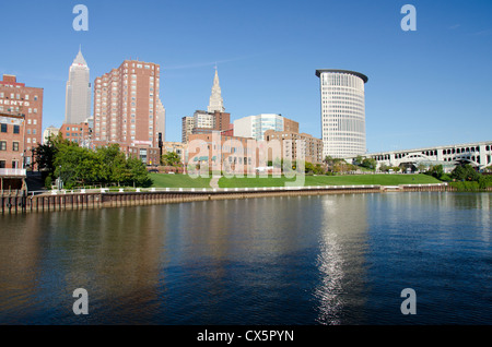 L'Ohio, Cleveland. Rivière Cuyahoga vue sur l'horizon du centre-ville de Cleveland de 'l'Appartements' Banque D'Images