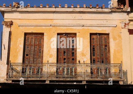 Vieux volets sur une maison dans la ville de port d'Aegina Grèce Banque D'Images