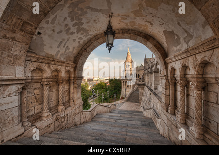 Le Bastion des Pêcheurs (Halászbástya) est une terrasse de style néo-Romanasque qui surplombe la ville de Budapest en Hongrie Banque D'Images