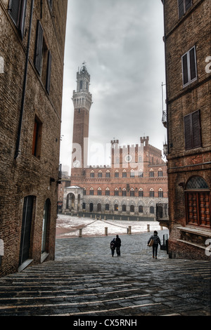 Une vue de la Torre del Mangia sur un froid matin d'hiver dans la Piazza del Campo, dans la vieille ville de Sienne, Toscane, Italie Banque D'Images