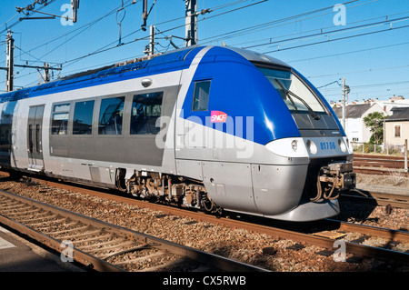 Bombardier français commuter express train station - quitter la France. Banque D'Images