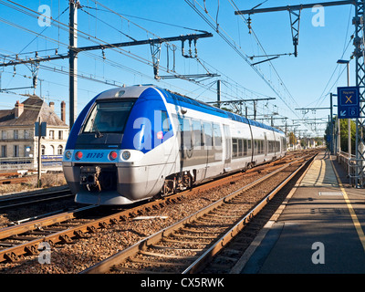 Bombardier français commuter express train station - quitter la France. Banque D'Images