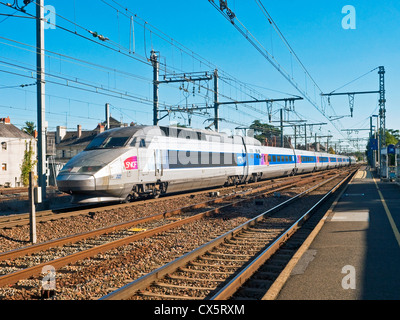 Express train TGV français laissant station - France. Banque D'Images