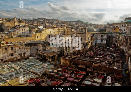 Tanneries de Fès venir vivant dans le coucher du soleil. Banque D'Images