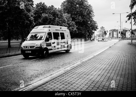 Une ambulance les courses sur le mauvais côté de la route d'une urgence Banque D'Images