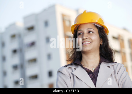 Confiant jeune Indien femme ingénieur en construction Banque D'Images