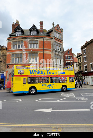 Whitby town tour bus North Yorkshire england uk Banque D'Images