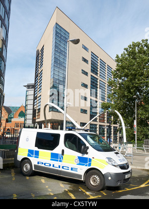 Fourgon de police stationné à la gare Piccadilly Piccadilly Plaza et passerelle avec en arrière-plan, Manchester UK Banque D'Images