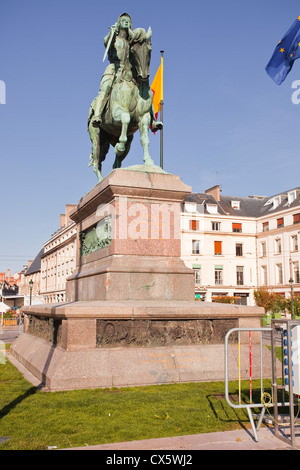 Une statue équestre de Jeanne d'Arc son cheval à la place du Martroi, Orléans. Banque D'Images