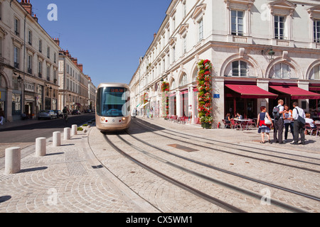 Un tramway descend la rue Jeanne d'Arc à Orléans, en France. Banque D'Images