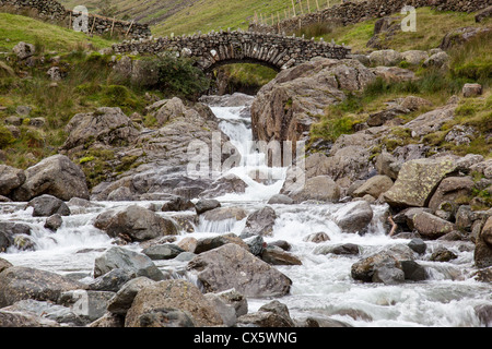 Gill céréales passant par Stockley au pied du pont, près de Glaramara Seathwaite, près de Seatoller, Lake District, Cumbria Banque D'Images