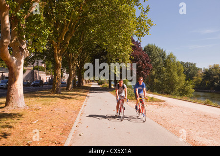 Le sentier pédestre et piste cyclable à côté de la Loire, à Orléans, France. Banque D'Images